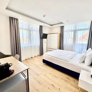 Hotel Rooftop With Deep Garage, Budapesta